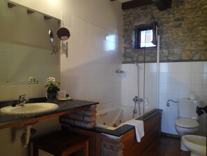 Chambre Double, vue vallée (Double Bed + 2 Rollaway Bed) | Salle de bain | Articles de toilette gratuits, sèche-cheveux, serviettes fournies