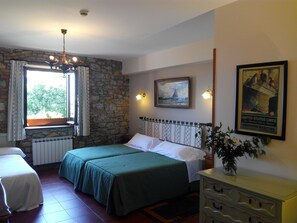 Double Room, Valley View (Double Bed + 2 Rollaway Bed) | Desk, blackout drapes, iron/ironing board, cribs/infant beds - Posada Las Mañanitas (Alfoz de Lloredo)