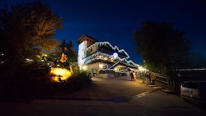A building with multiple levels, decorated with lights, and accessible by a staircase. - Hotel Villa Danilo (Gamberale)