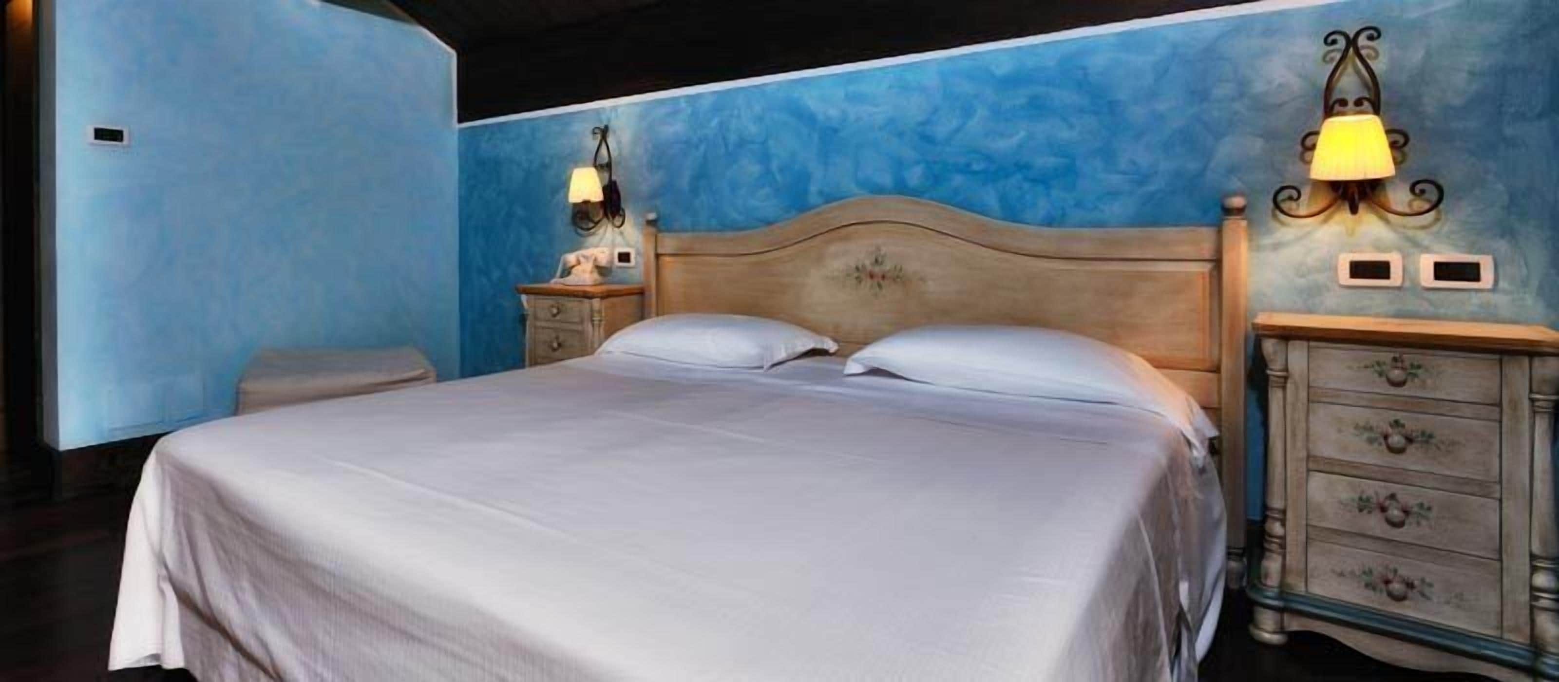 standard quadruple room | minibar, in-room safe, desk, soundproofing