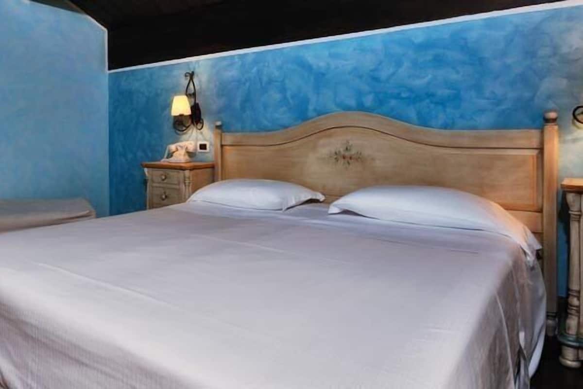 standard quadruple room | minibar, in-room safe, desk, soundproofing