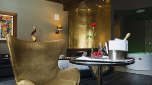 Junior Suite | Living area | Flat-screen TV - Maison Torre Argentina (Rome)