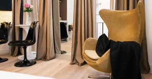 Junior suite | Woonruimte | Flatscreentelevisie