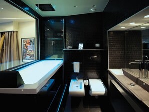 Junior Suite | Bathroom | Designer toiletries, hair dryer, bidet, towels - Maison Torre Argentina (Rome)