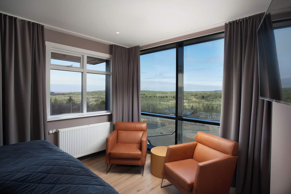 deluxe room, 1 queen bed | 1 bedroom, hypo-allergenic bedding, desk, laptop workspace