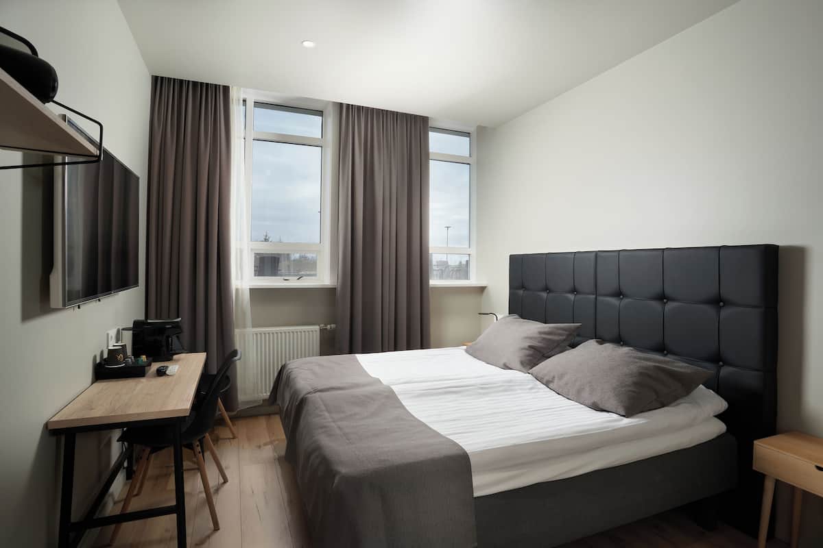 Standaard kamer, 1 twee- of 2 eenpersoonsbedden, op benedenverdieping | 1 slaapkamer, hypoallergeen beddengoed, een bureau, een laptopwerkplek