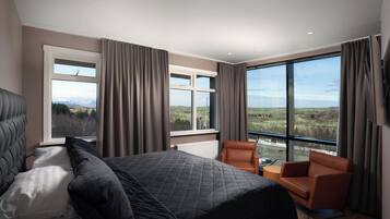 Deluxe Room, 1 Queen Bed | Hypo-allergenic bedding, desk, laptop workspace, blackout drapes