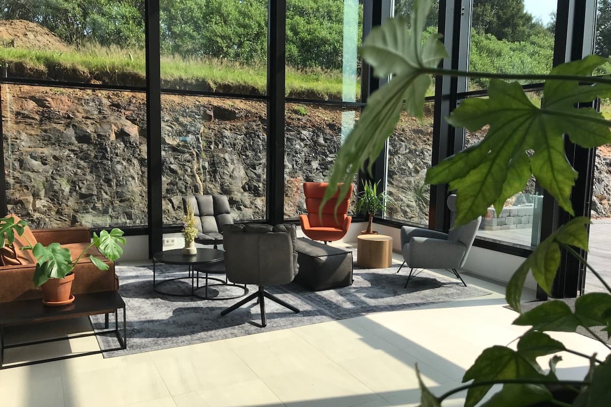 40-inch smart tv with satellite channels, tv, netflix