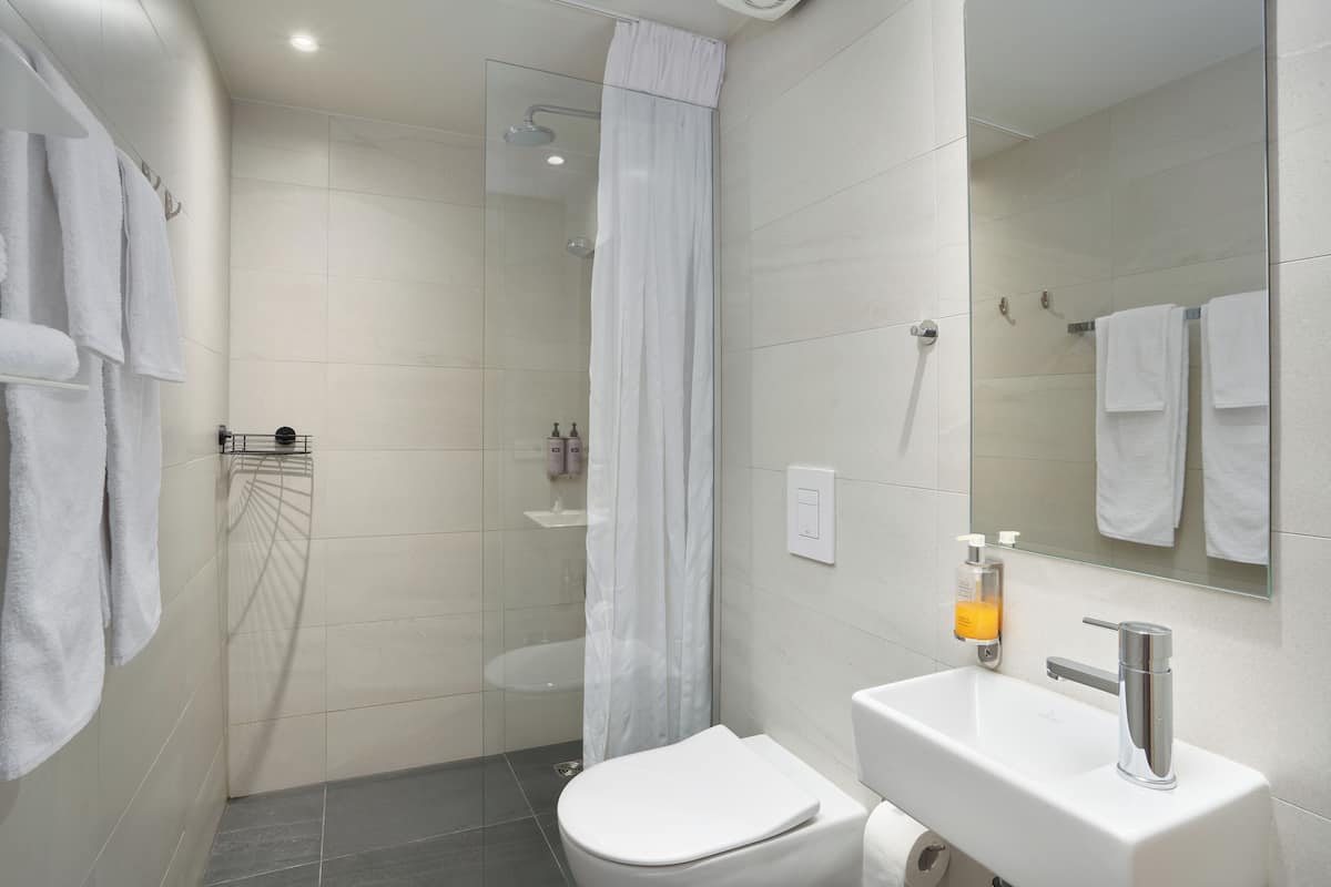 superior suite | bathroom | shower, free toiletries, hair dryer, towels