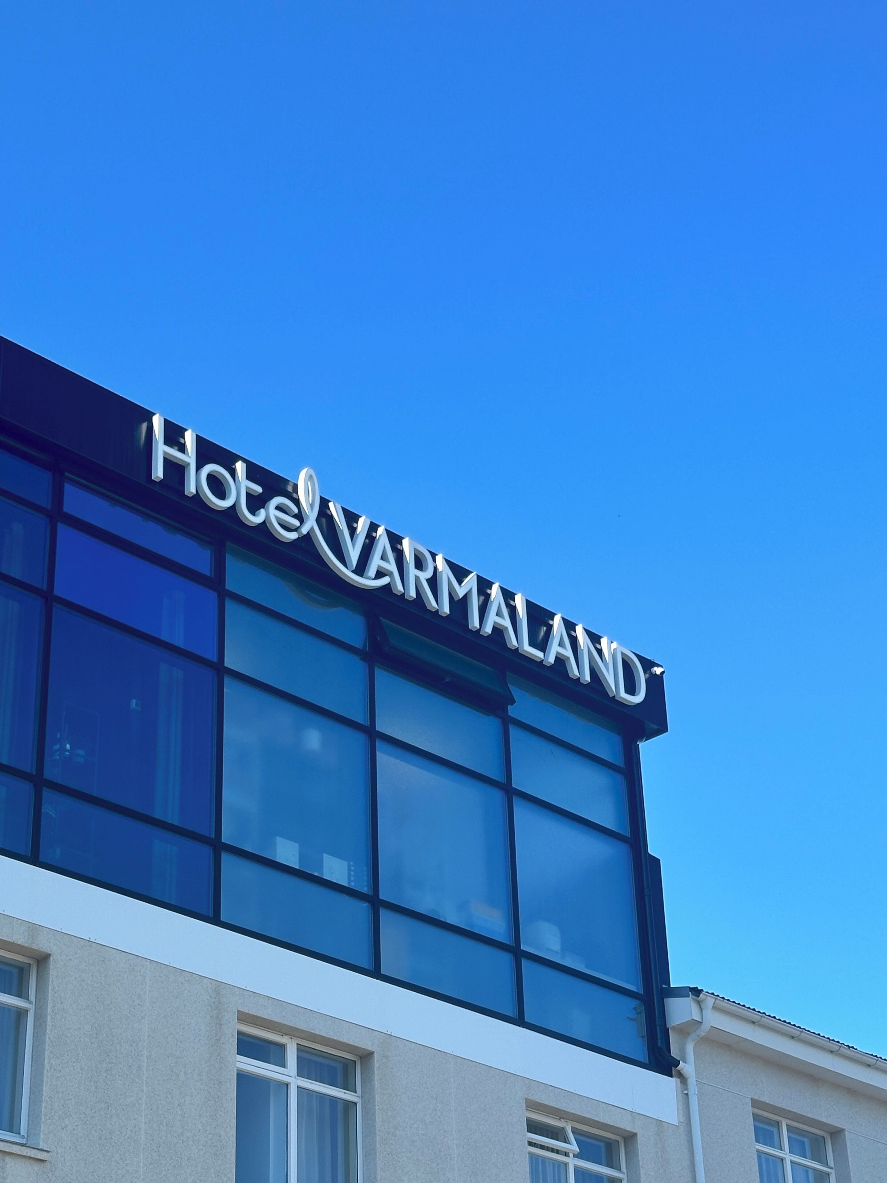 A building with a sign that reads "Hotel Varmaland."