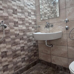 Shower, free toiletries, hair dryer (on request), towels - Varshava Hotel (Golden Sands)