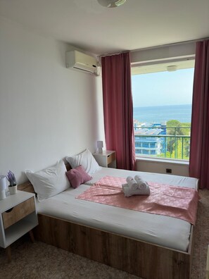 Minibar, in-room safe, desk, iron/ironing board - Varshava Hotel (Golden Sands)