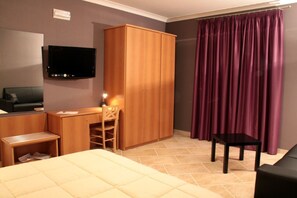 Suite senior | Minibar, caja de seguridad en la habitación y escritorio
