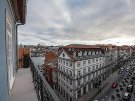 Duplex panorâmico, 2 quartos | Vista para a rua