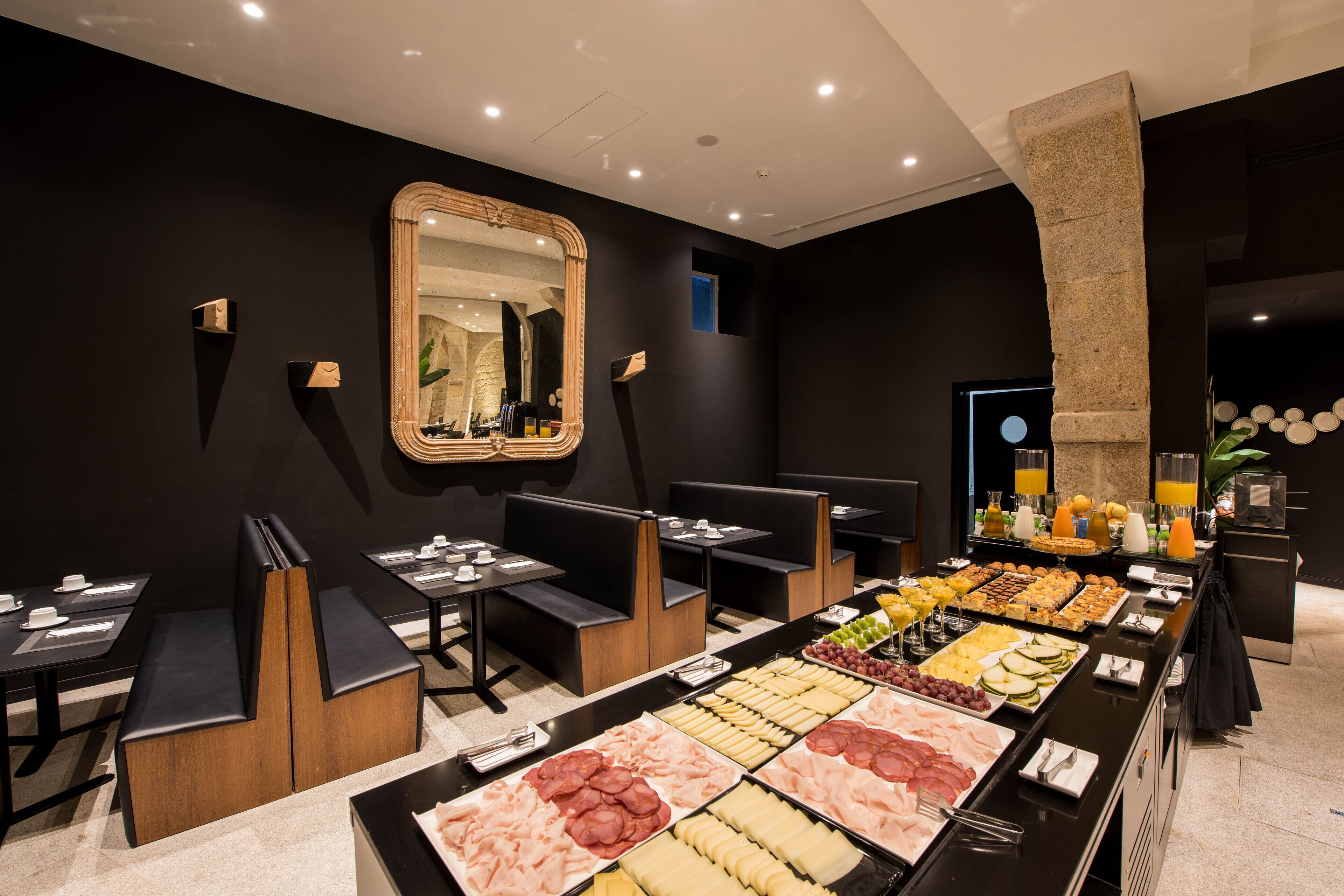 Se ofrece un desayuno bufé (18 EUR por persona)