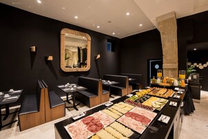 Café da manhã com buffet todos os dias (EUR 18 por pessoa)