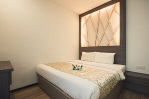 Habitación básica doble, 1 cama Queen size | Caja de seguridad en la habitación y escritorio