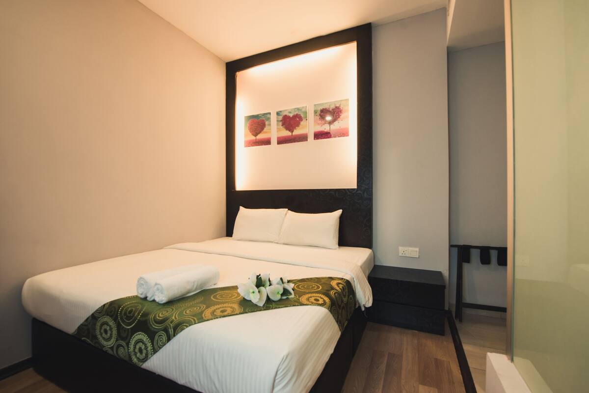 Eenvoudige tweepersoonskamer, 1 queensize bed | Een kluis op de kamer, een bureau, een strijkplank/strijkijzer