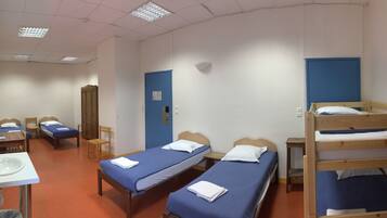 Economy Room, Multiple Beds (6 pers) | 1 bedroom, iron/ironing board, free WiFi, bed sheets