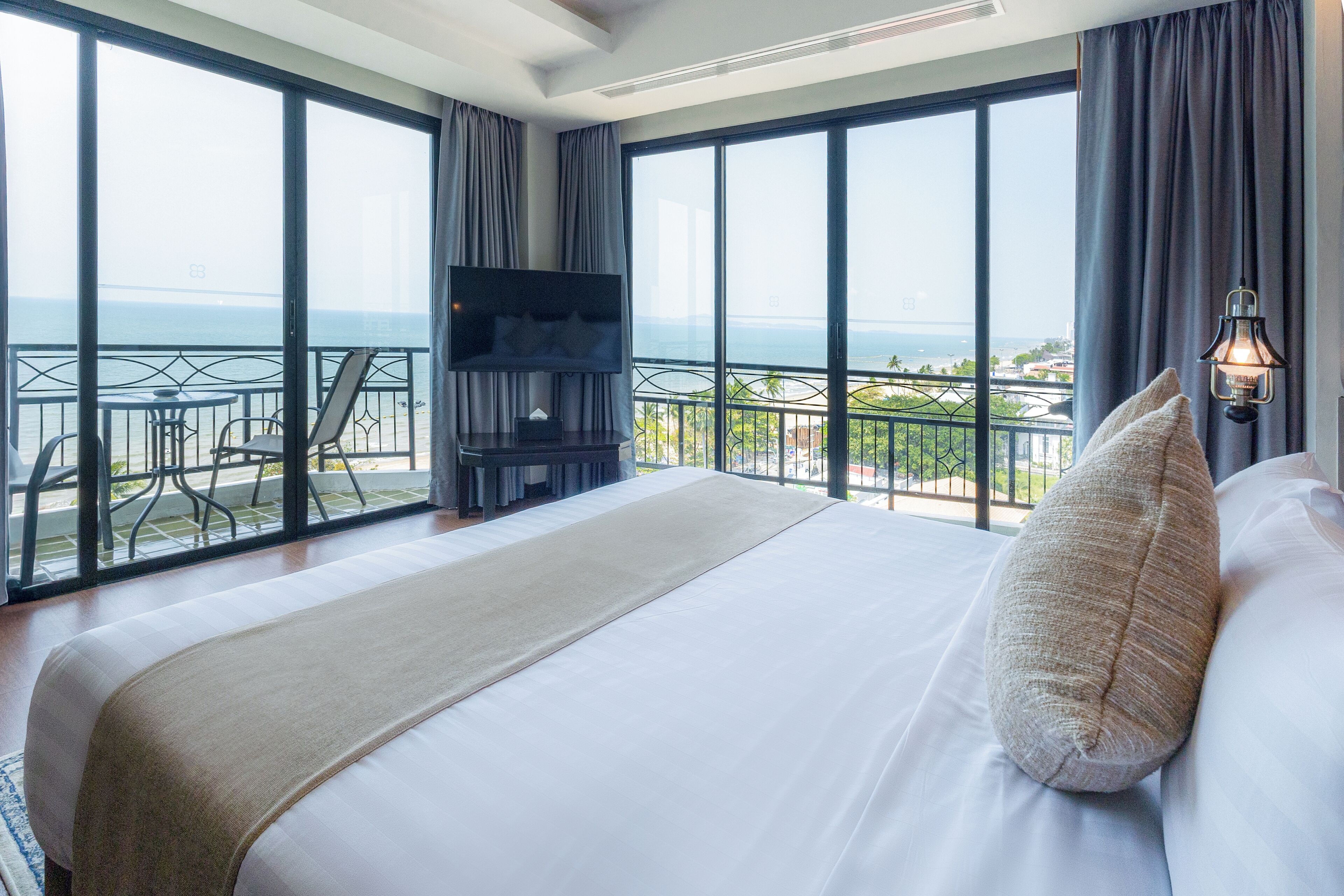 خزنة داخل الغرفة ومكتب وستائر تعتيم وواي فاي مجانًا