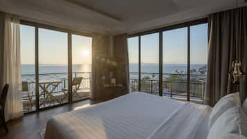 Quarto luxo, vista para o mar, no canto | Frigobar, cofres nos quartos, escrivaninha, cortinas blackout