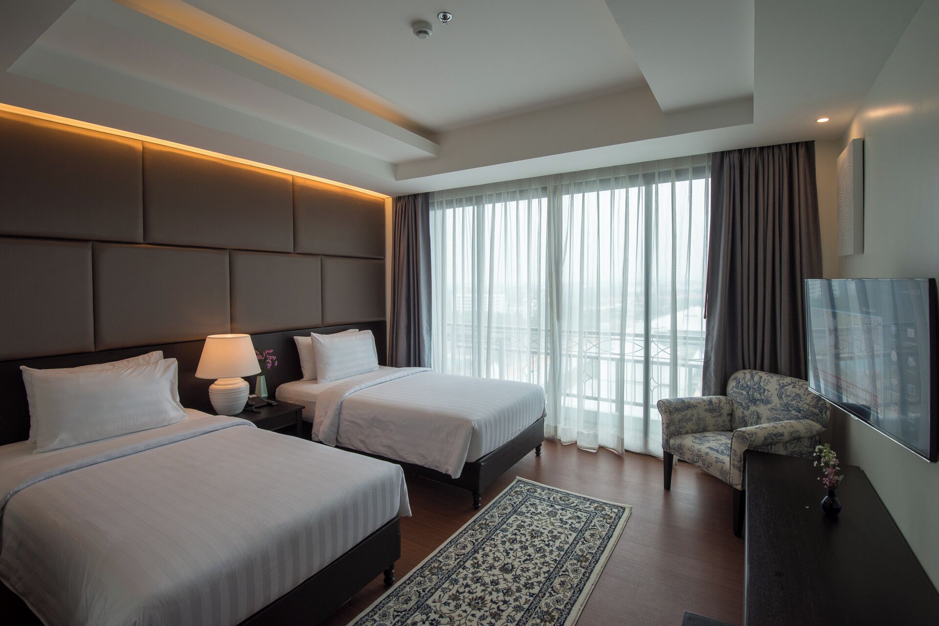 Executive room with high floor | Safe på rommet, skrivebord, blendingsgardiner og wi-fi (inkludert)