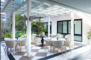 2 间餐厅，供应早餐、午餐和晚餐，国际美食