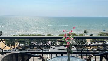 Dobbeltrom, sjøutsikt, hjørnerom | Safe på rommet, skrivebord, blendingsgardiner og wi-fi (inkludert)