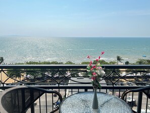 In-room safe, desk, blackout curtains, free WiFi - Bay Beach Resort (Pattaya)
