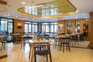 2 restoran, melayani sarapan, makan siang; sajian masakan internasional