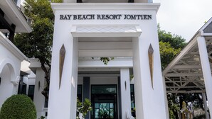 L'ingresso del Bay Beach Resort Jomtien, con una scalinata che conduce all'entrata principale.