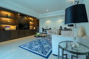 Suite One Bedroom Pool View | 客房内保险箱、办公桌、遮光窗帘、免费 WiFi