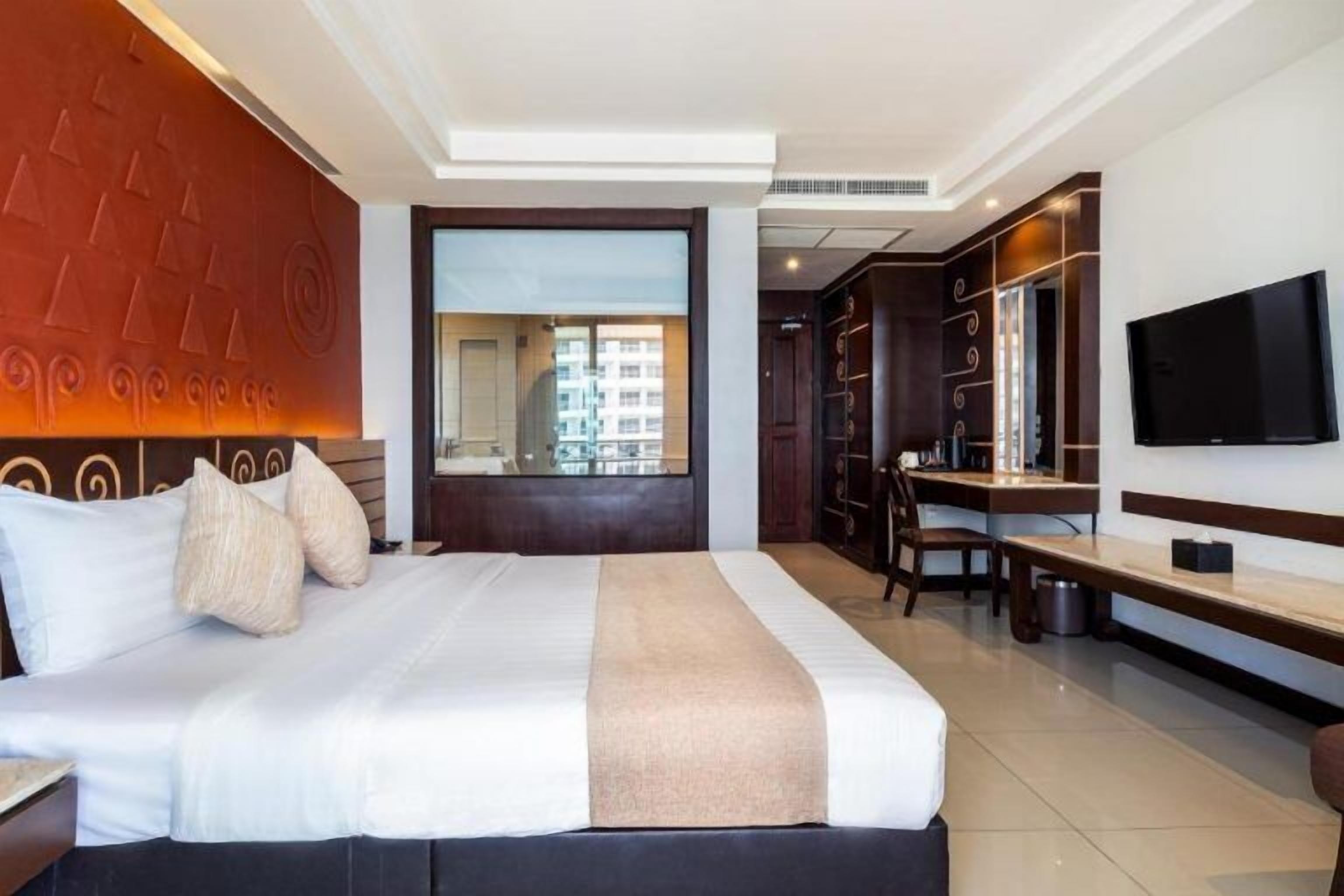 Safe på rommet, skrivebord, blendingsgardiner og wi-fi (inkludert)