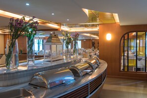 2 间餐厅，供应早餐、午餐和晚餐