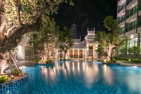 Una piscina al aire libre