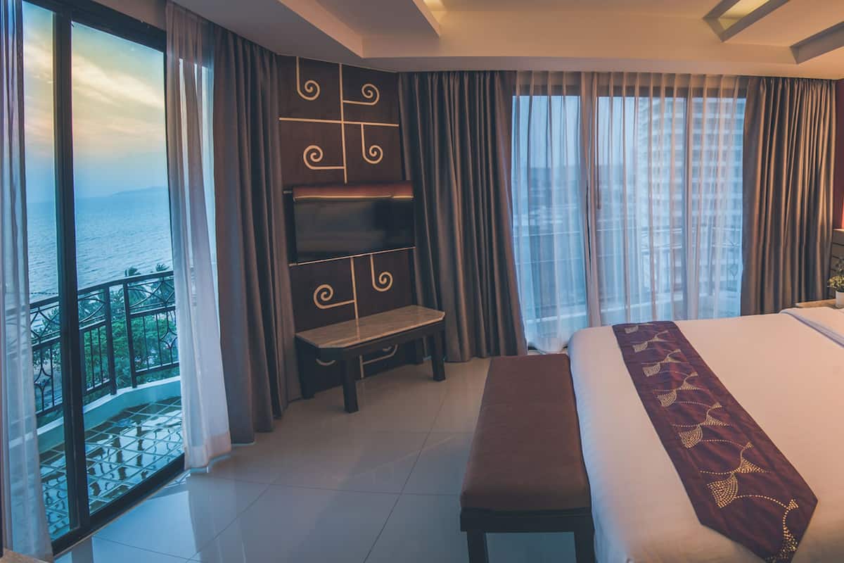 Double Room, Sea View, Corner | In-room safe, desk, blackout drapes, free WiFi