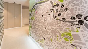 Un pasillo con un mapa mural que destaca Casco Viejo, Abando y Miribilla.