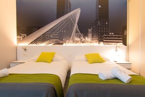 Premium bedding, in-room safe, desk, blackout curtains - Bilbao City Rooms (Bilbao)
