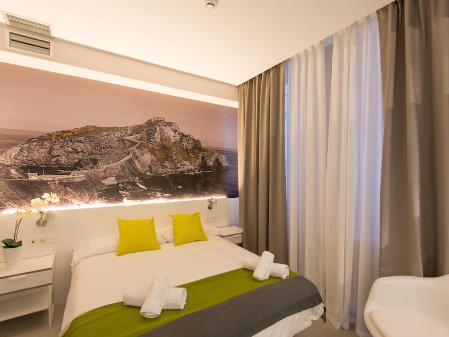 Roupas de cama premium, cofres nos quartos, escrivaninha