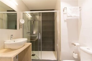 Shower, free toiletries, hair dryer, towels - Bilbao City Rooms (Bilbao)