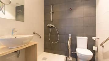 Habitación triple estándar | Baño | Ducha, artículos de higiene personal gratuitos y secador de pelo