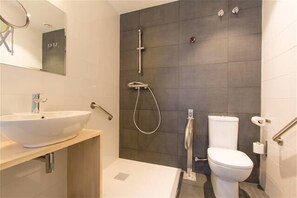 Deluxe Triple Room | Bathroom