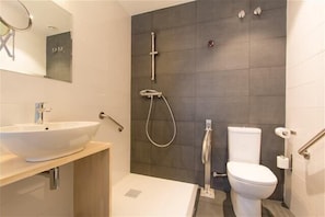 Standard-Dreibettzimmer | Badezimmer | Dusche, kostenlose Toilettenartikel, Haartrockner, Handtücher