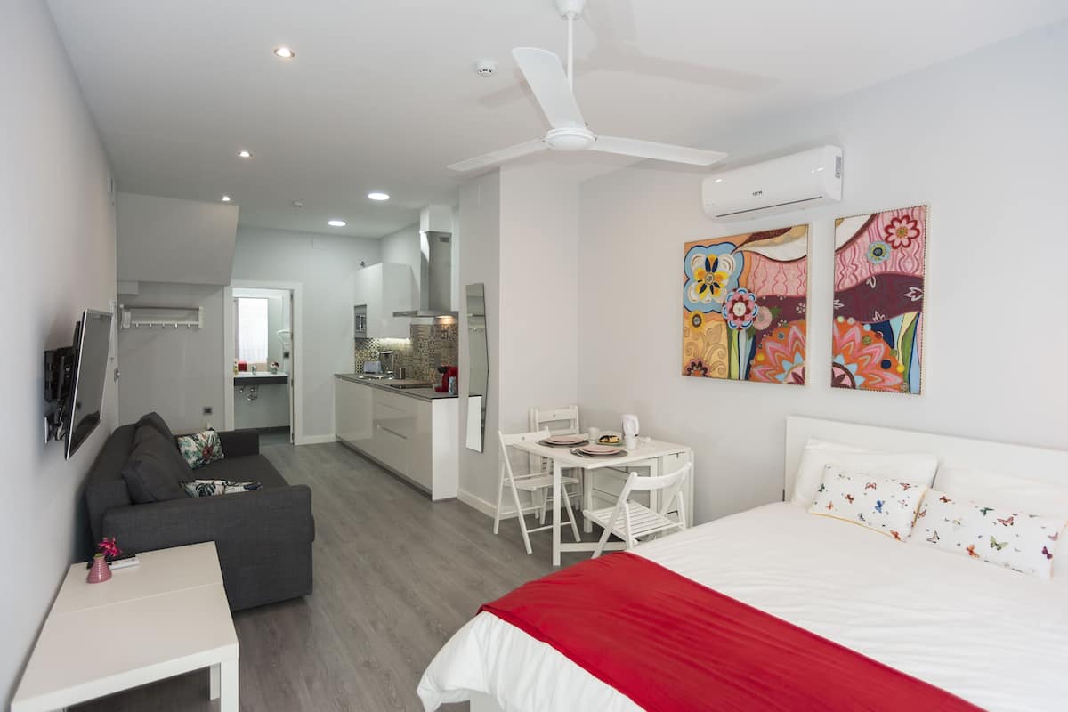 Loft, 1 tweepersoonsbed met slaapbank | Luxe beddengoed, geluiddichte muren, een strijkplank/strijkijzer