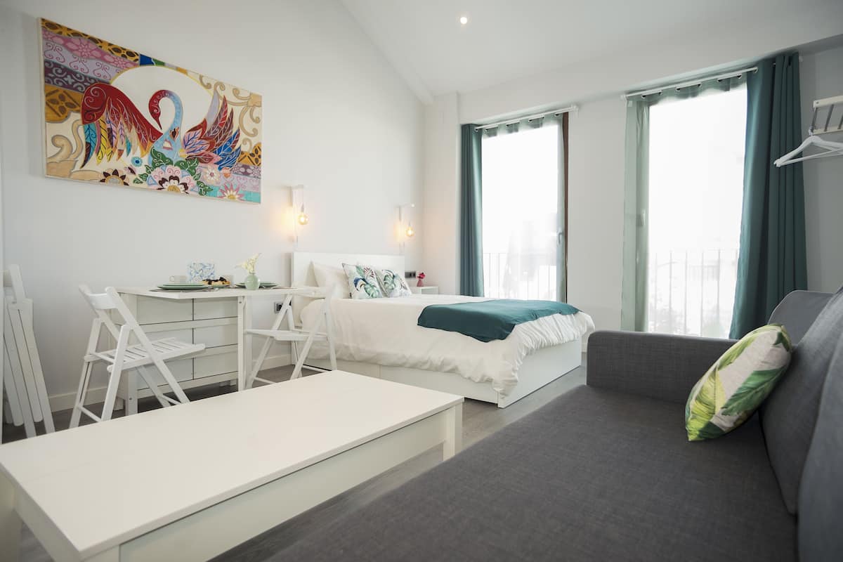 Loft, 1 tweepersoonsbed met slaapbank | Luxe beddengoed, geluiddichte muren, een strijkplank/strijkijzer