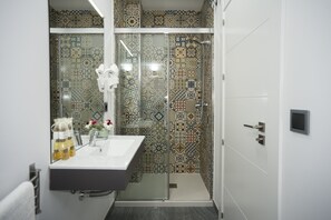 Loft, 1 tweepersoonsbed met slaapbank | Badkamer | Een douche, gratis toiletartikelen, een haardroger, handdoeken