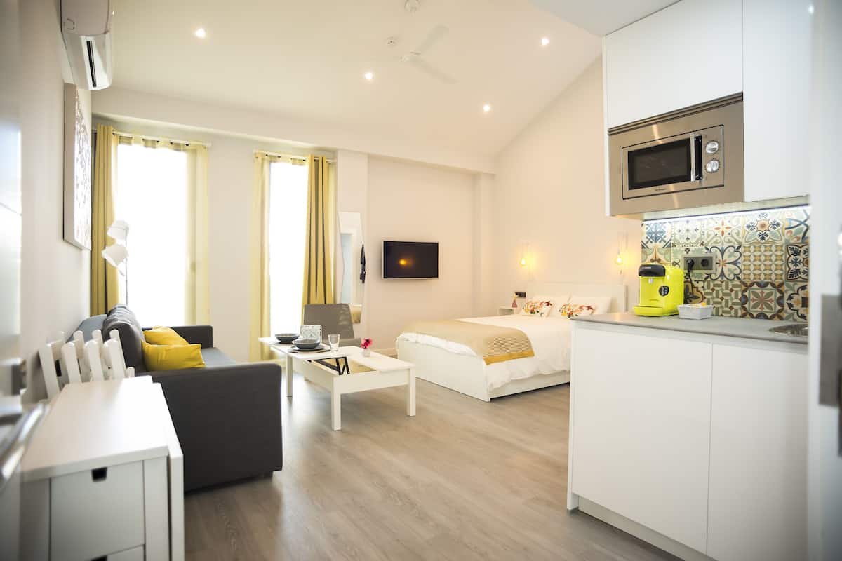Loft, 1 tweepersoonsbed met slaapbank, toegankelijk voor mindervaliden | Luxe beddengoed, geluiddichte muren, een strijkplank/strijkijzer