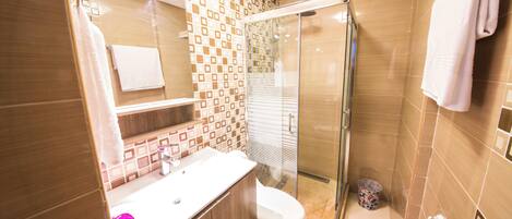 Apartment, 3 Schlafzimmer | Badezimmer | Dusche, Handtücher