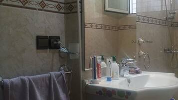 Apartment, 2 Bedrooms | Bathroom | Shower, towels