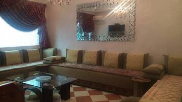 Apartment, 2 Bedrooms | Ruang tamu | TV skrin rata